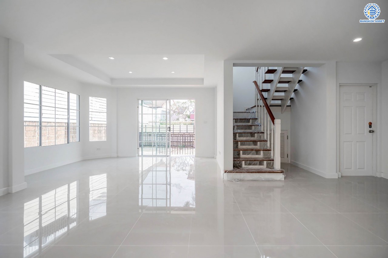 บ้านมือสองตกแต่งใหม่ แบรนด์ LH โครงการ มัณฑนา เพชรเกษม81 หลังมุม กว้างขวาง พร้อมรองรับทุกความสุข บนเนื้อที่ 69.3 ตร.ว. พื้นที่ใช้สอยกว่า 182.5 ตร.ม. พร้อมฟังก์ชัน 3 ห้องนอน 3 ห้องน้ำ จอดรถได้ 1 คัน บนทำเลเชื่อมต่อสู่ ถ.เพชรเกษม, ถ.พุทธมณฑลสาย4 ใกล้เดอะมอลล์ บางแค และม.มหิดล